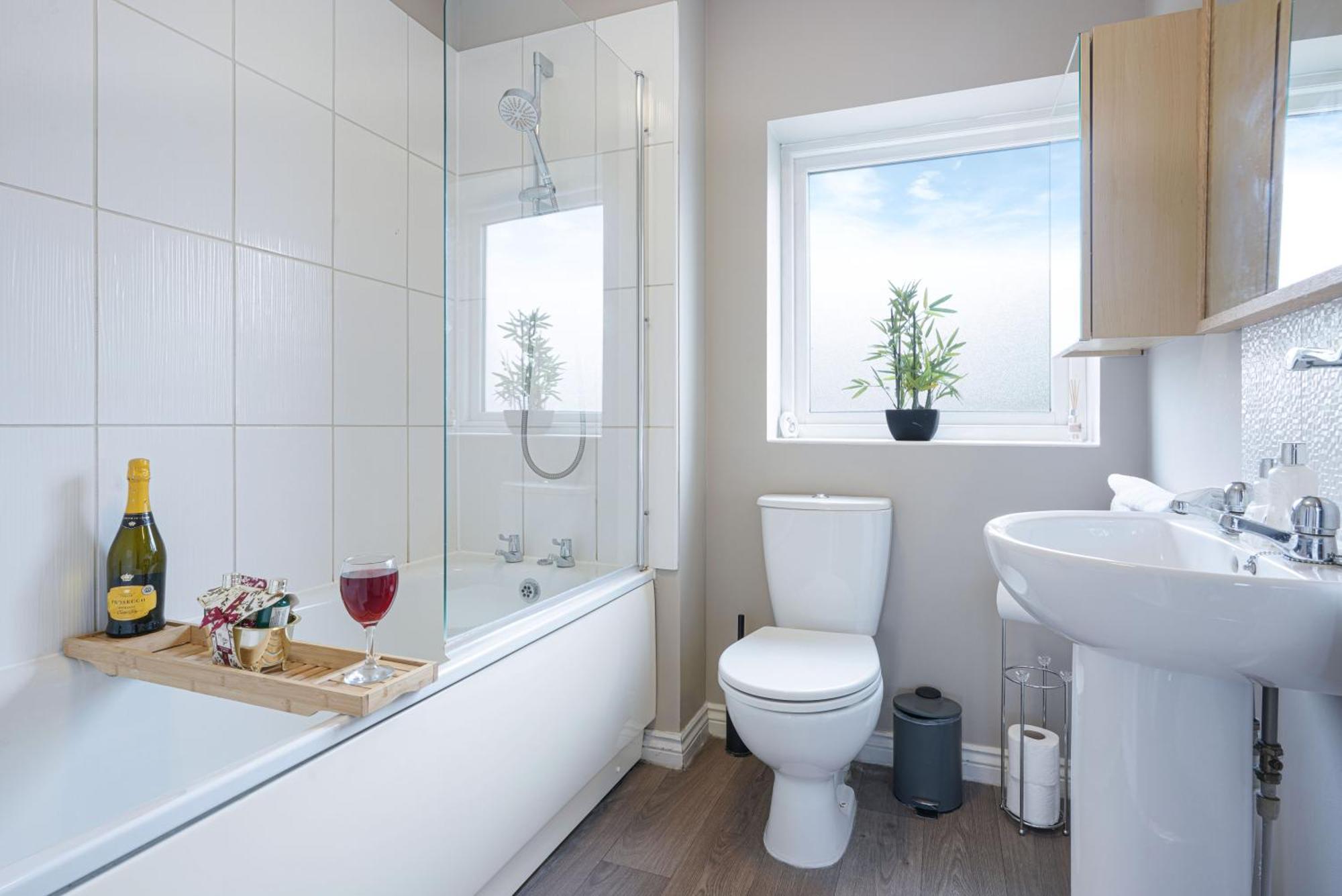 Charming House - Close To Shops & Centre - Free Parking, Self-check-in, Fast Wifi & Smart Tv With Netflix By Yoko * Milton Keynes